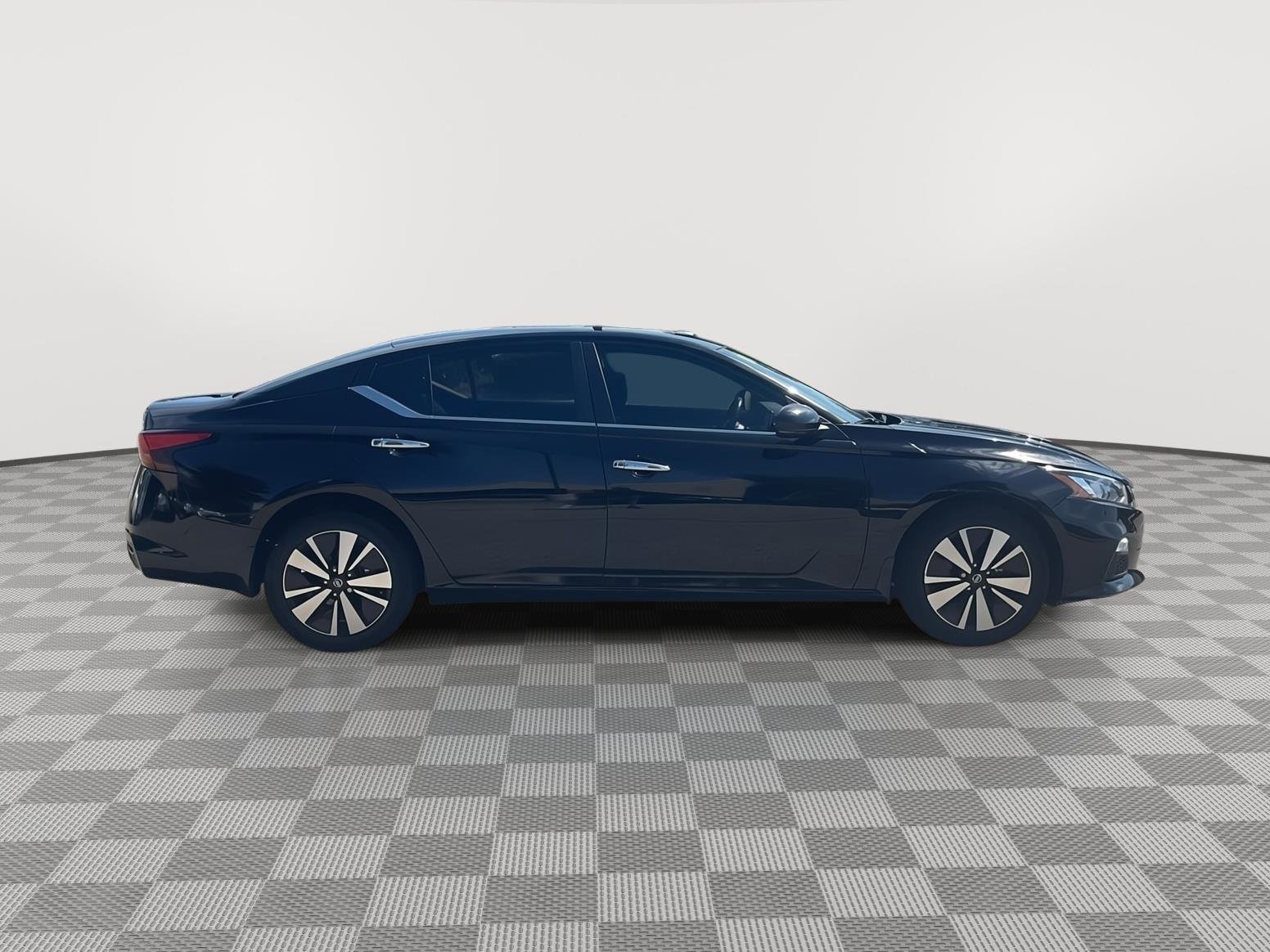 Used 2022 Super Black Nissan 2.5 SV image 5