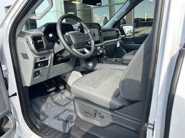 New 2026 Oxford White FORD XLT image 18