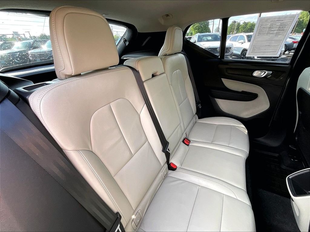Used 2020 White Volvo Momentum image 15