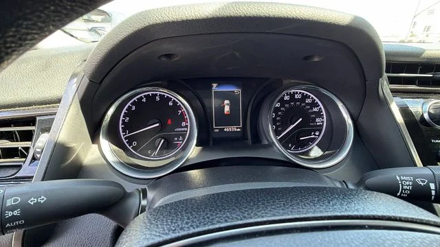 Used 2019 White Toyota LE image 29