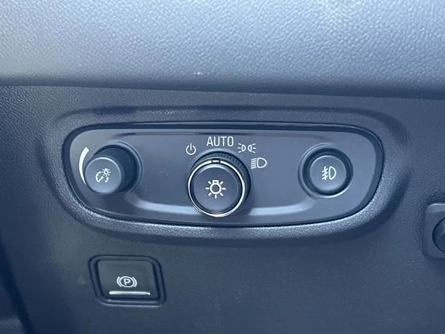 Used 2024  GMC SLT image 30