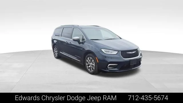 2023 Chrysler Pacifica Hybrid Pinnacle Hybrid's photo