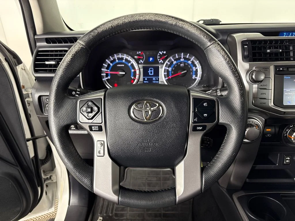 Used 2015 White Toyota SR5 image 16
