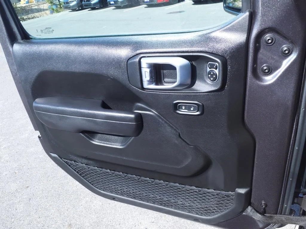 Used 2024 Granite Crystal Clearcoat Metallic Jeep Rubicon image 21