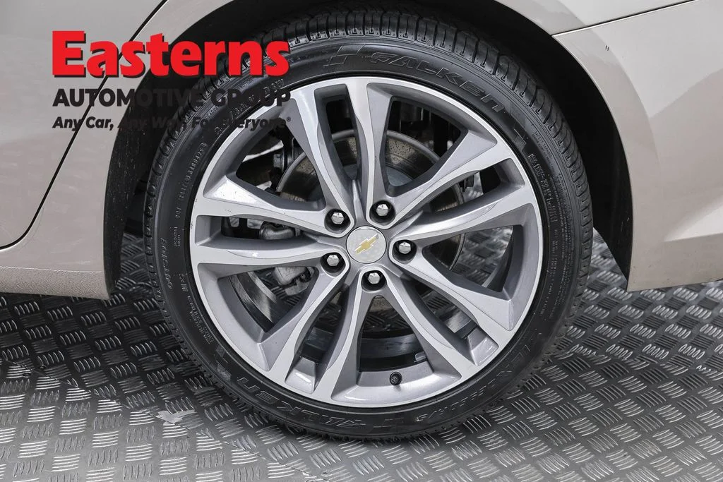 Used 2025 Gray Chevrolet LT image 33