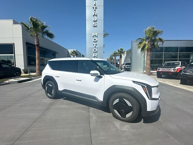 New 2026 Glacial White Kia Wind AWD image 1