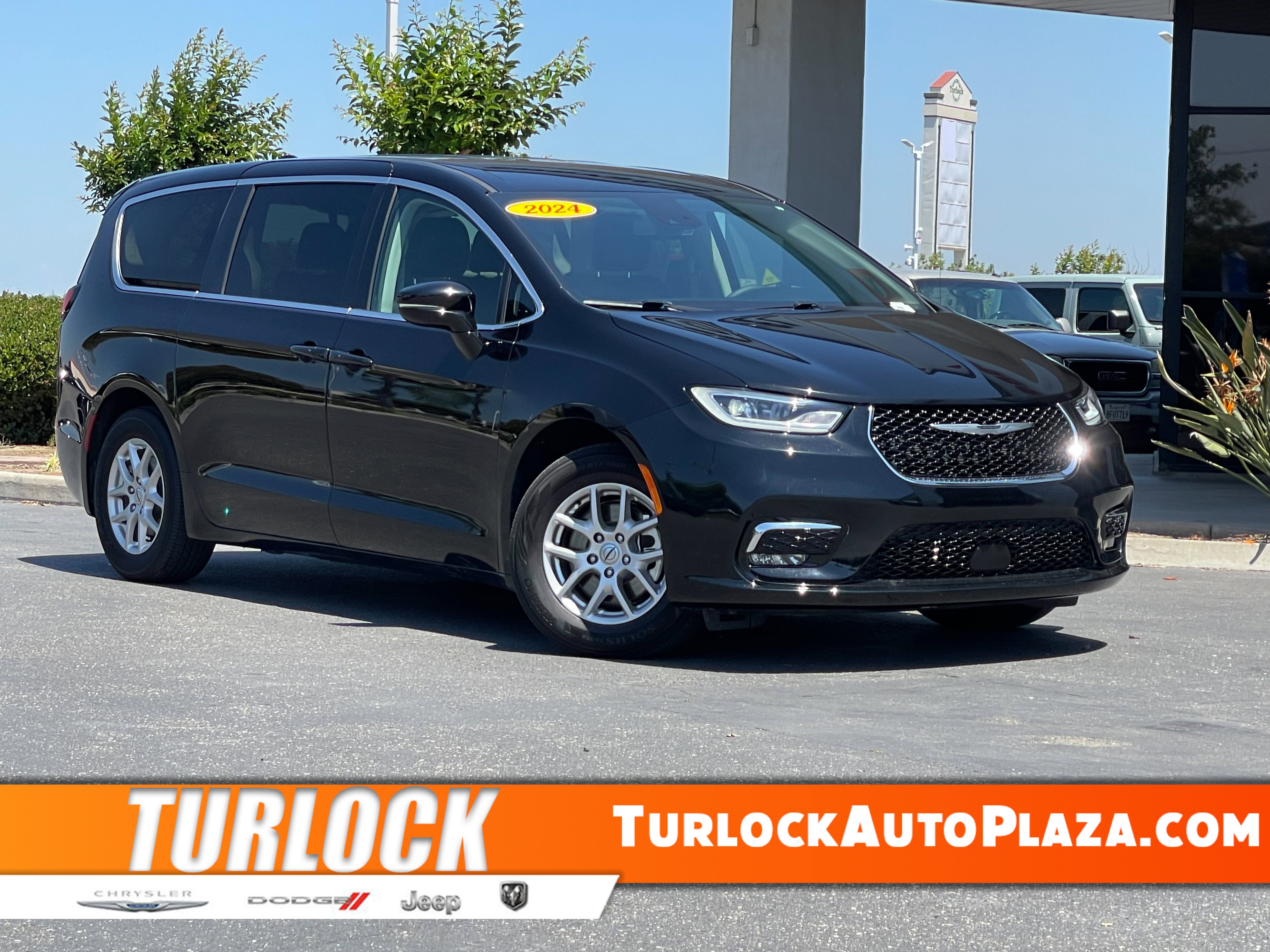 2024 Chrysler Pacifica Touring L's photo