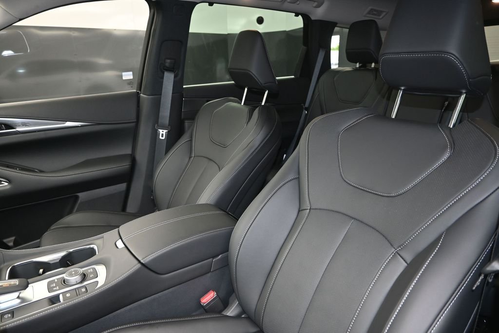 New 2026 RADIANT WHITE INFINITI Luxe FWD image 13