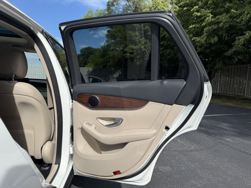 Certified Used 2022  Mercedes-Benz GLC 300 image 26