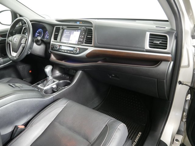 Used 2015 Creme Brulee Mica Toyota Limited image 19