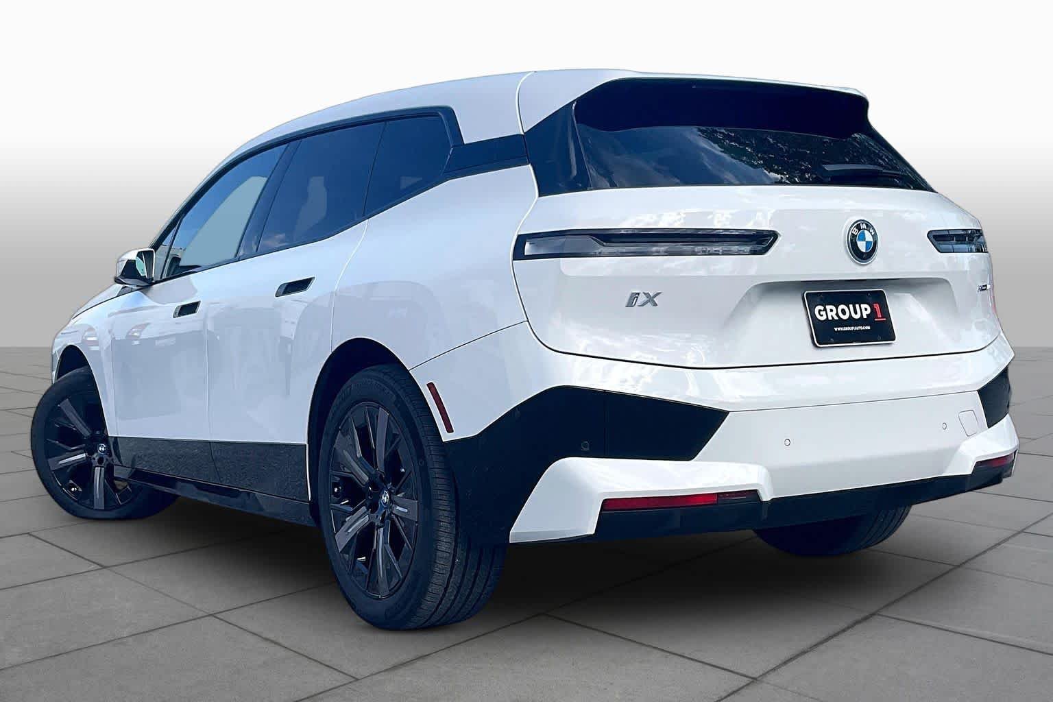 Used 2024 Alpine White BMW xDrive50 image 11