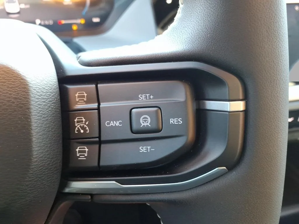 New 2026 Diamond Black Crystal Pearlcoat Jeep Laredo image 22