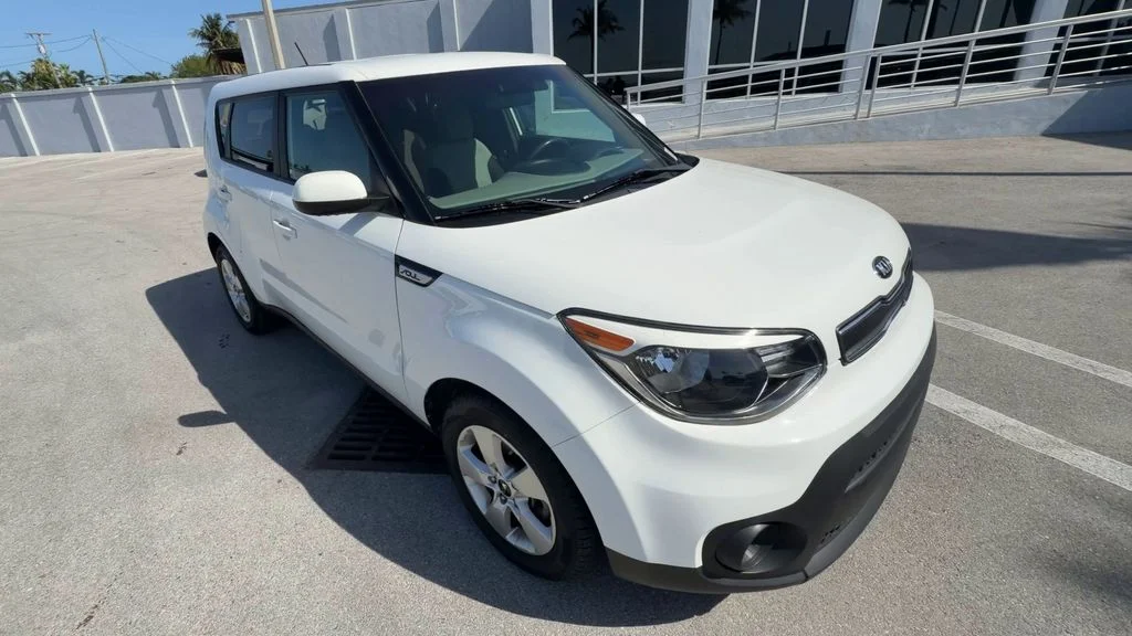 Used 2018 White Kia Base image 2