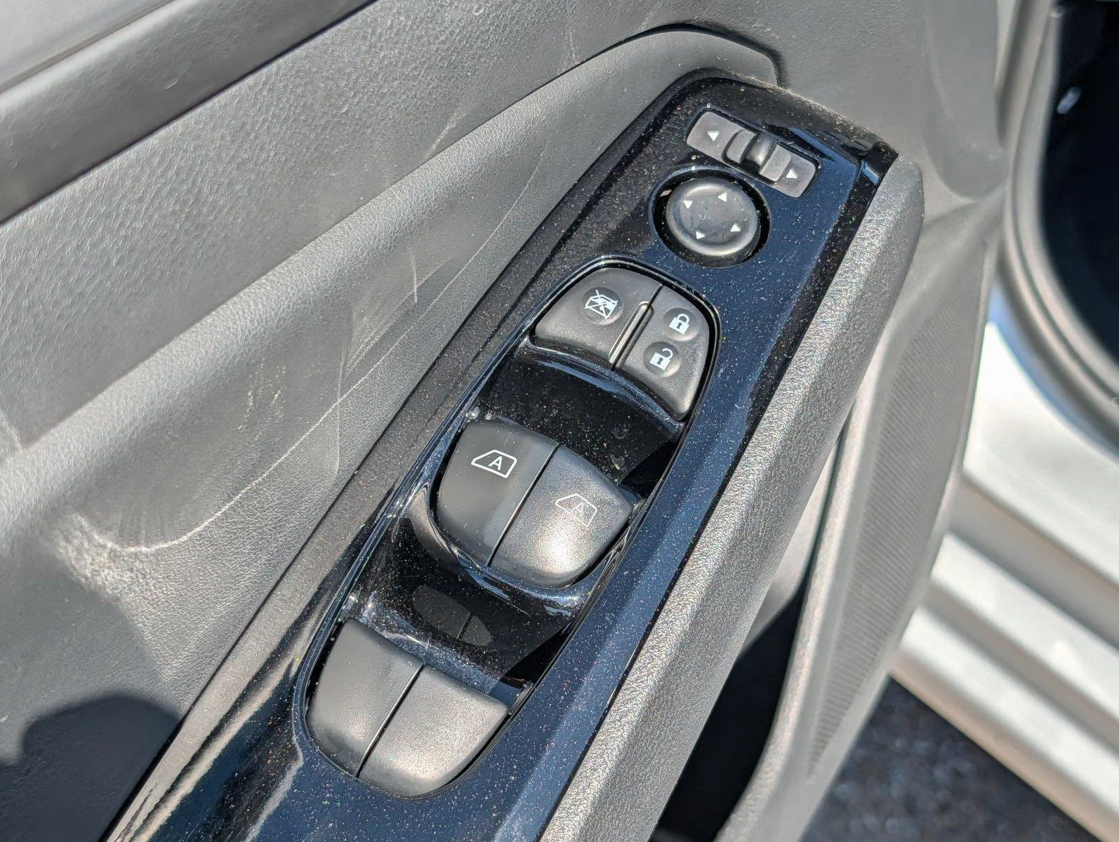 Used 2025 Silver Nissan SR image 16