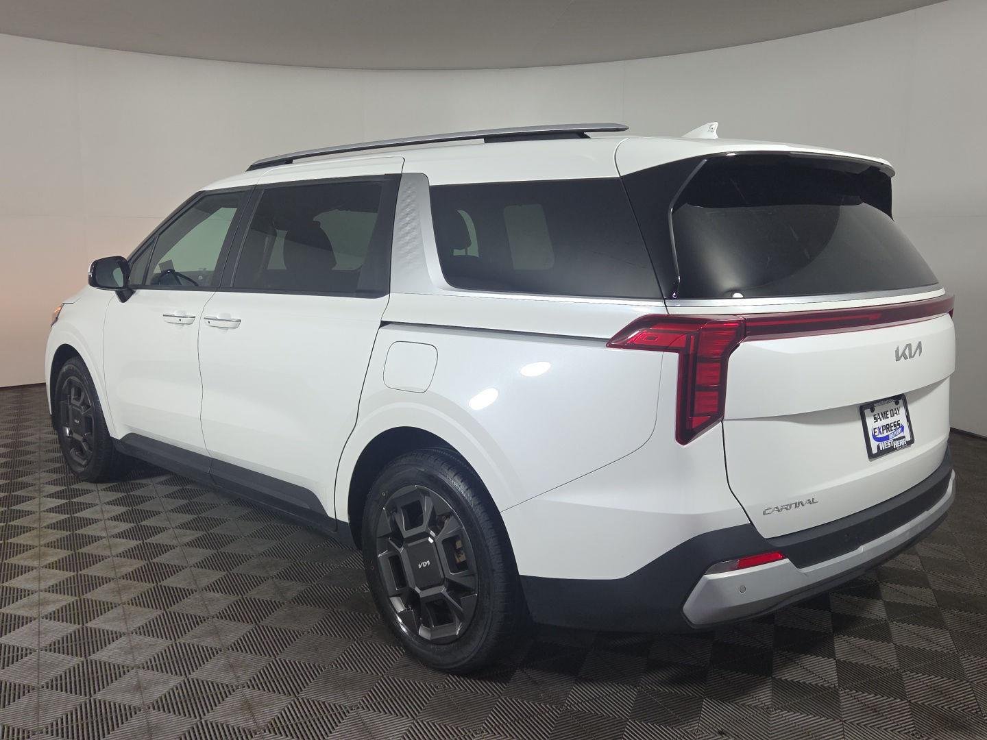 Used 2025 Snow White Pearl Kia EX image 4