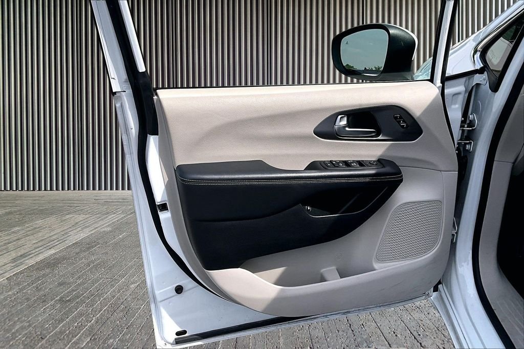 Used 2023 White Chrysler Touring L image 23