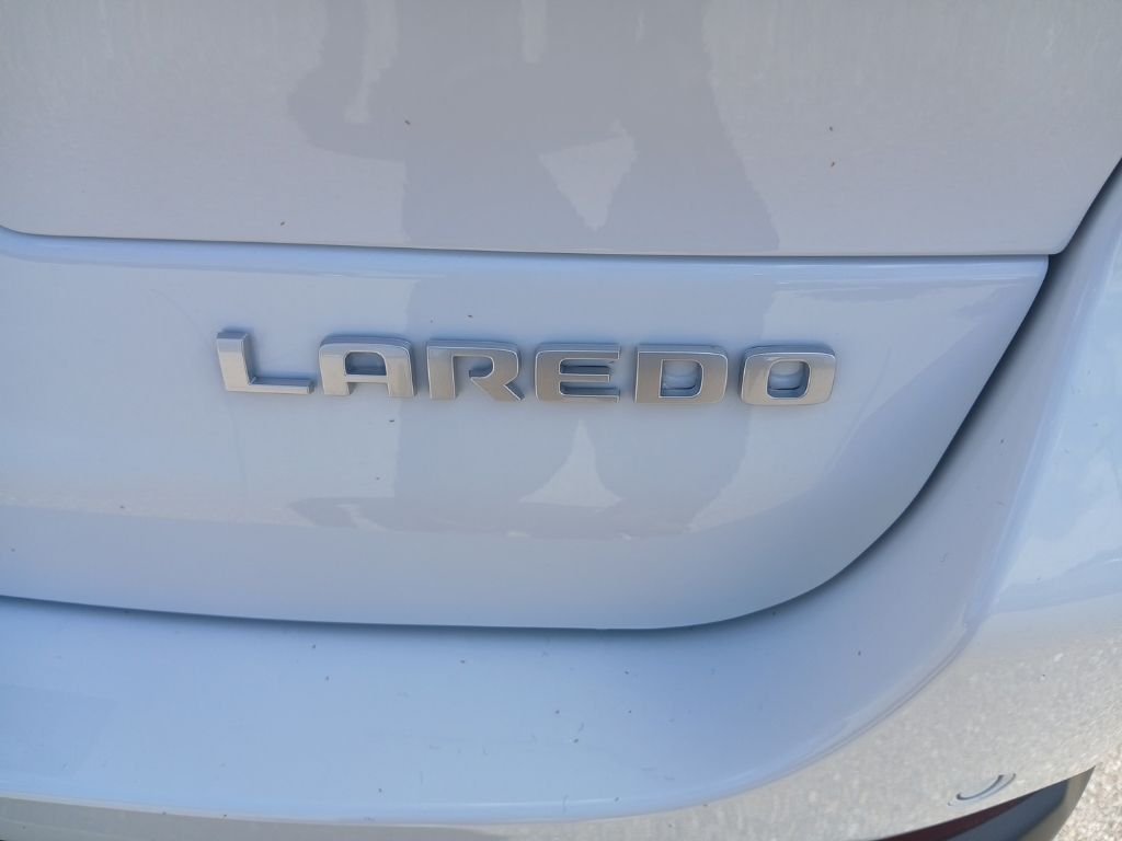 New 2026 Bright White Clear-Coat Exterior Paint Jeep Laredo image 11