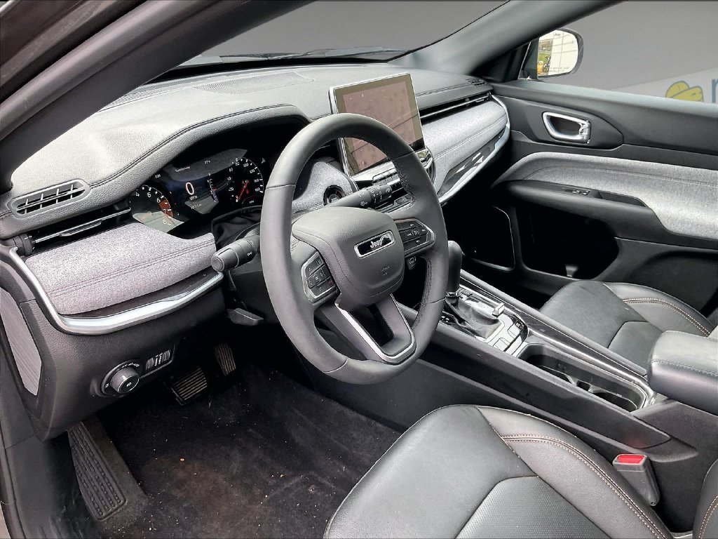 Used 2023 Granite Crystal Metallic Clearcoat Jeep Latitude Lux image 8