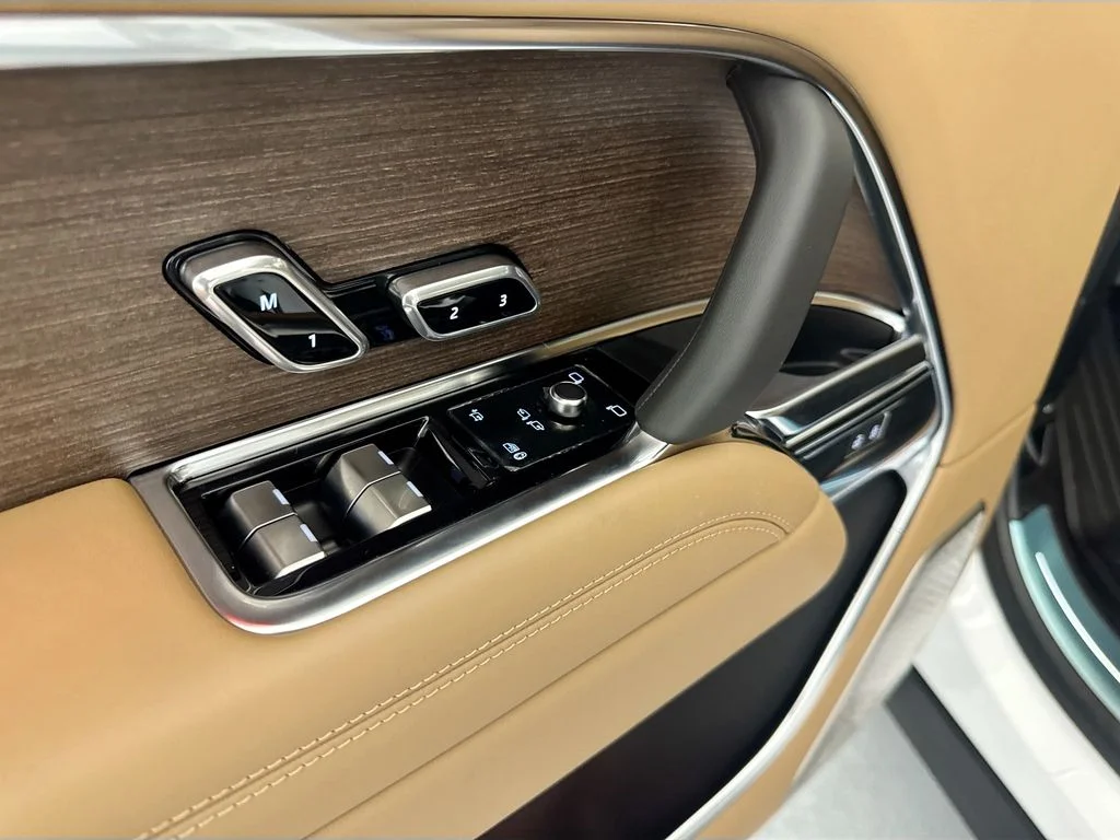 New 2026 Ostuni Pearl White Land Rover Autobiography image 18
