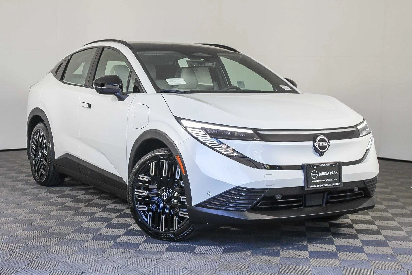 2026 Nissan Leaf Platinum+'s photo