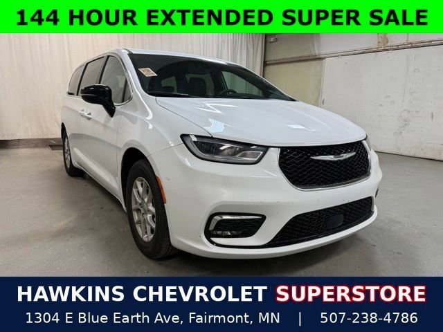 2025 Chrysler Pacifica Select's photo