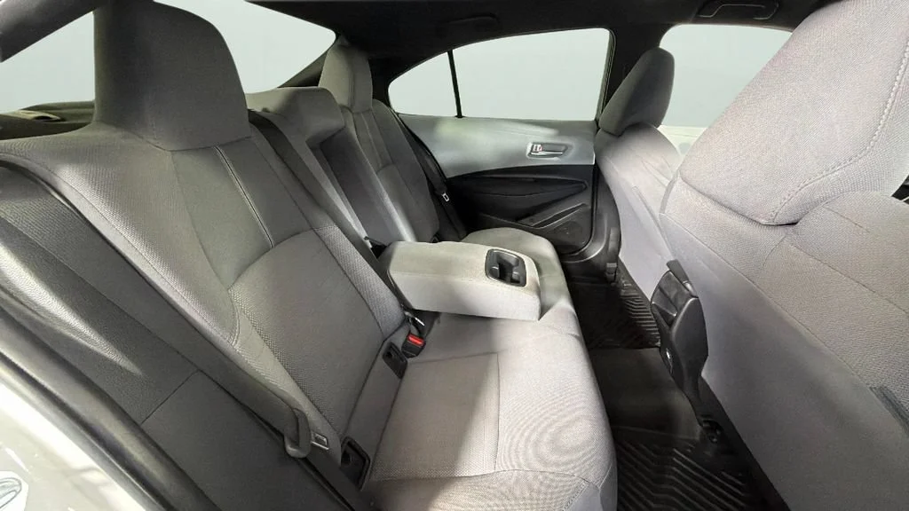 Used 2022 Off-white Toyota SE image 27