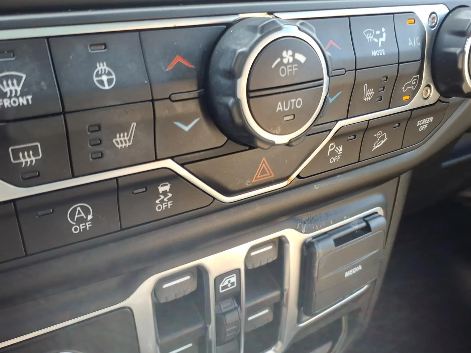 Used 2020 Black Clearcoat Jeep Sahara image 9