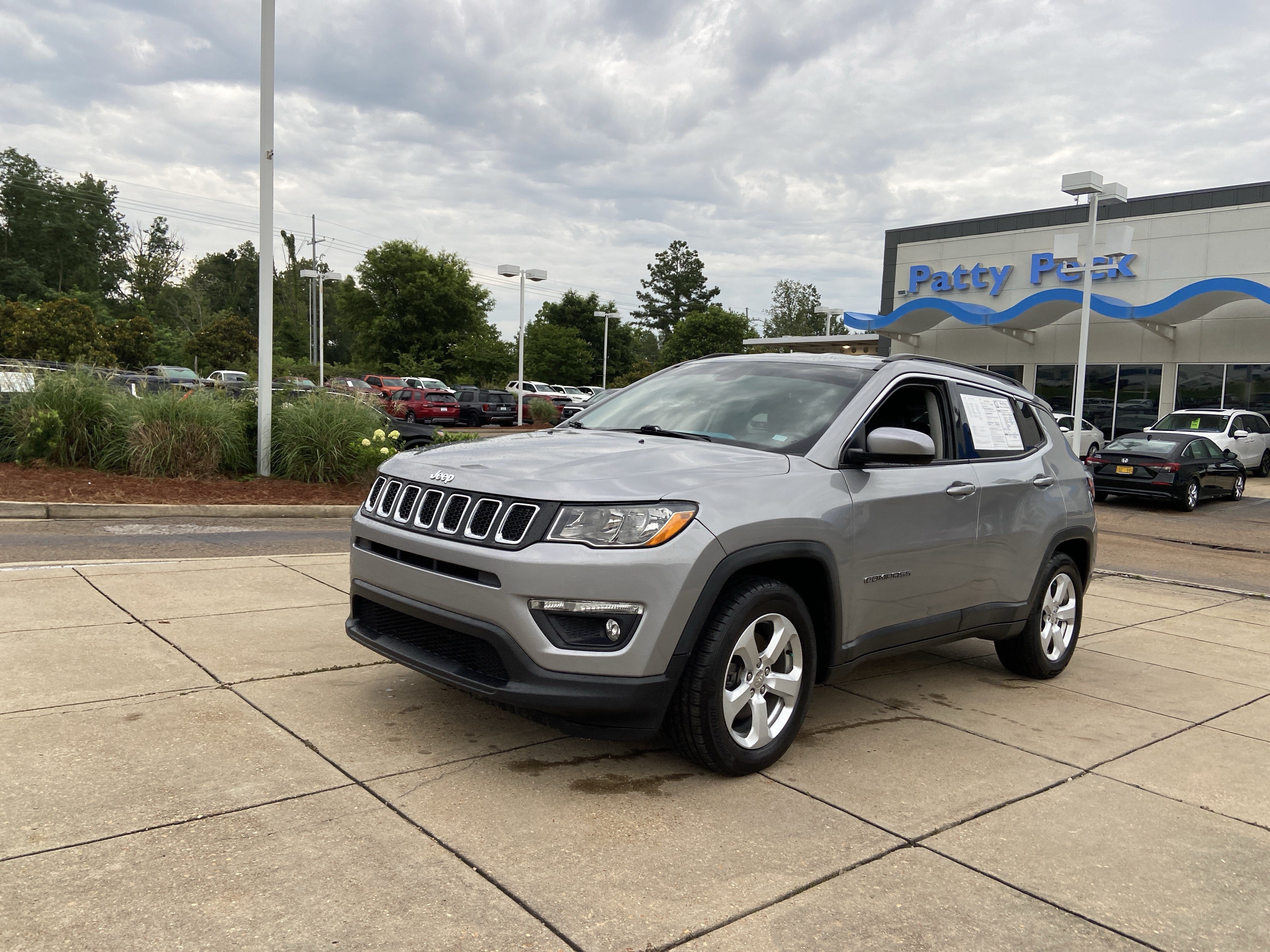 Used 2019 Billet Silver Metallic Clearcoat Jeep Latitude image 5
