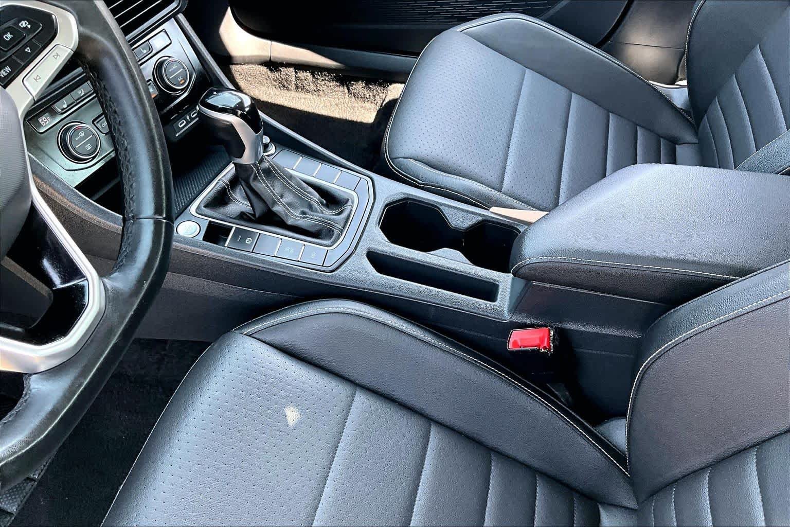 Used 2024 Deep Black Pearl Volkswagen SE image 15