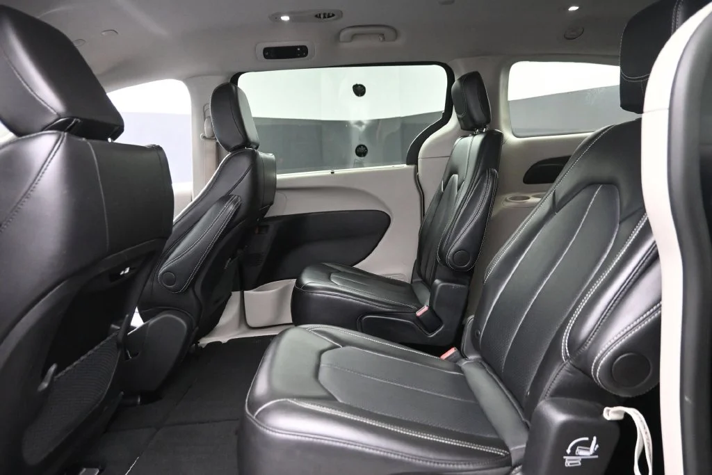 Used 2024 Black Chrysler Touring L image 14