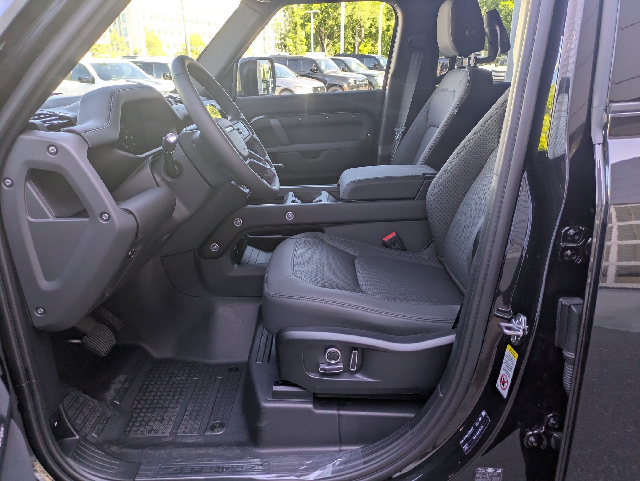 New 2026 Santorini Black Land Rover P400 X-Dynamic SE image 23