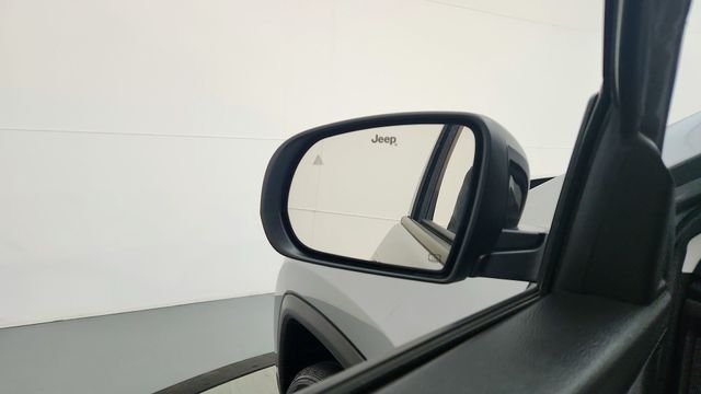 Used 2022 Silver Jeep Latitude image 18