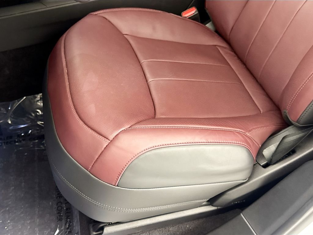 Certified Used 2025 White Land Rover Dynamic SE image 20