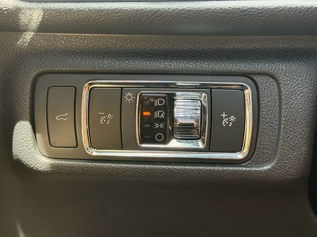 Used 2022 Gray Lincoln Reserve image 33