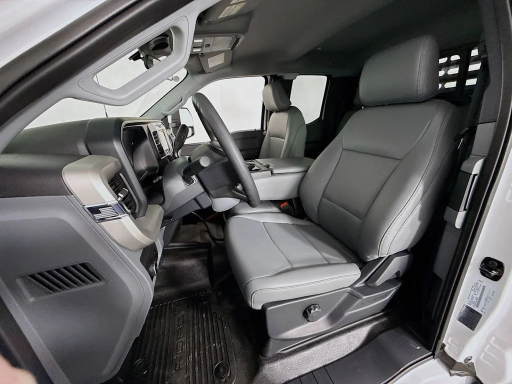 New 2025 Oxford White Ford F-450® XL image 19