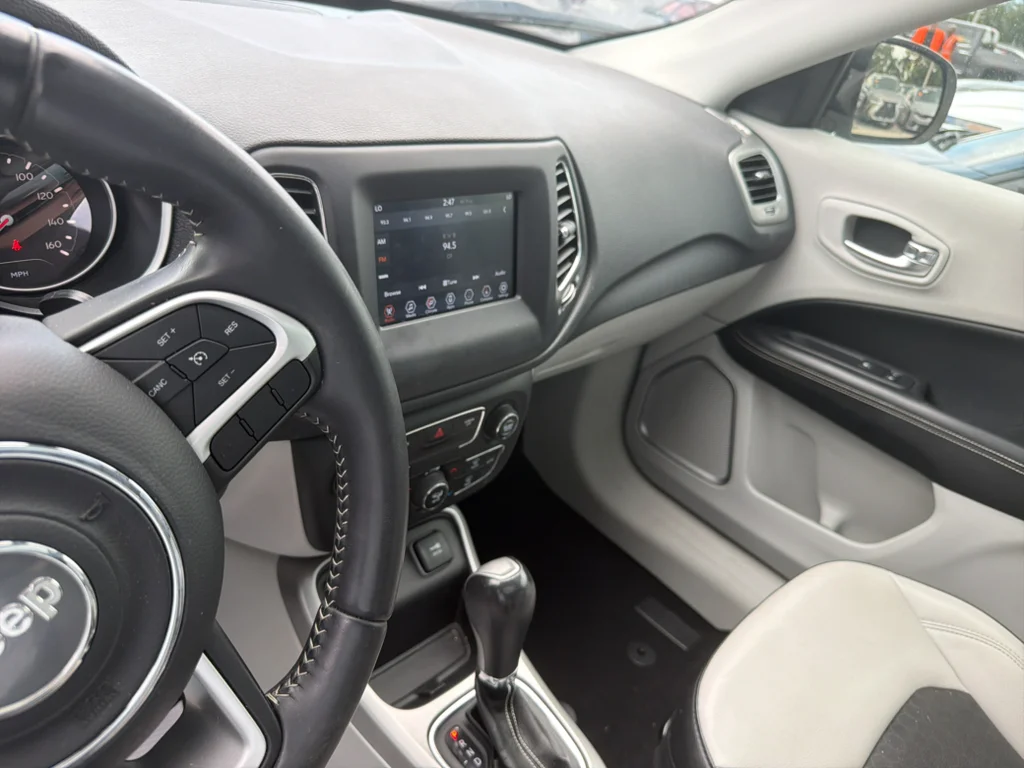 Used 2019 White Clearcoat Jeep Latitude w/Sun/Wheel Pkg image 6