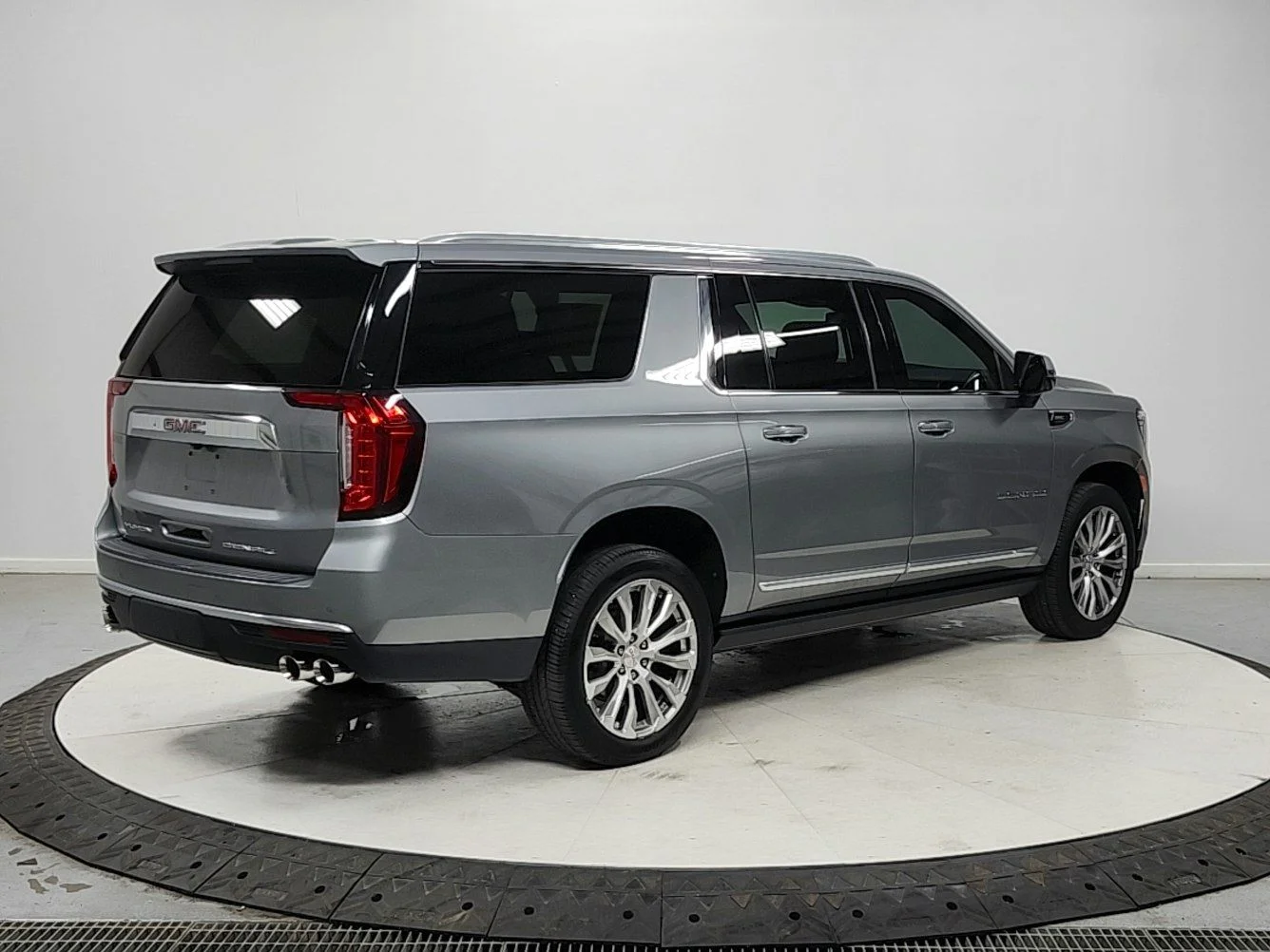 Used 2023 Silver GMC Denali image 7