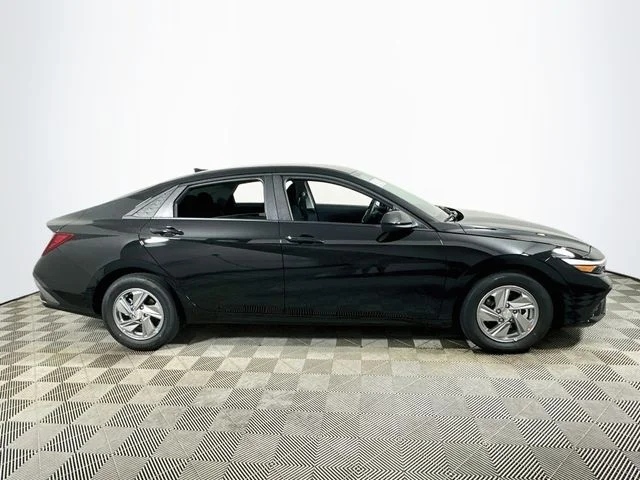 New 2026 Black Hyundai SE image 2