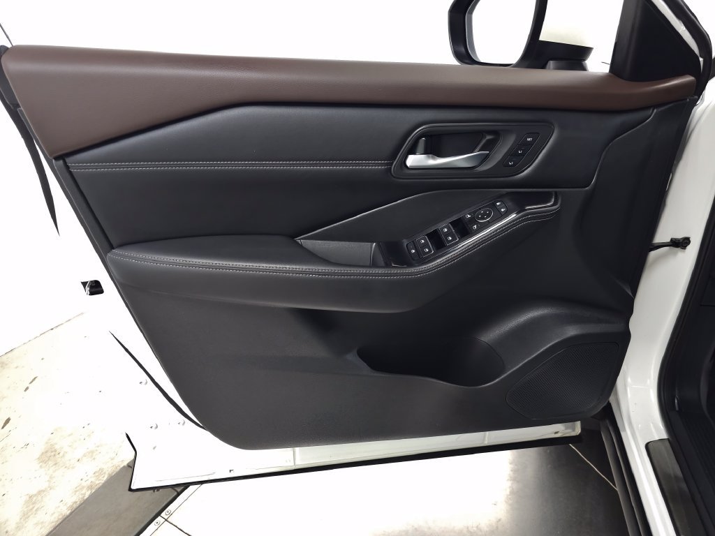 Used 2023 White Nissan SL image 15
