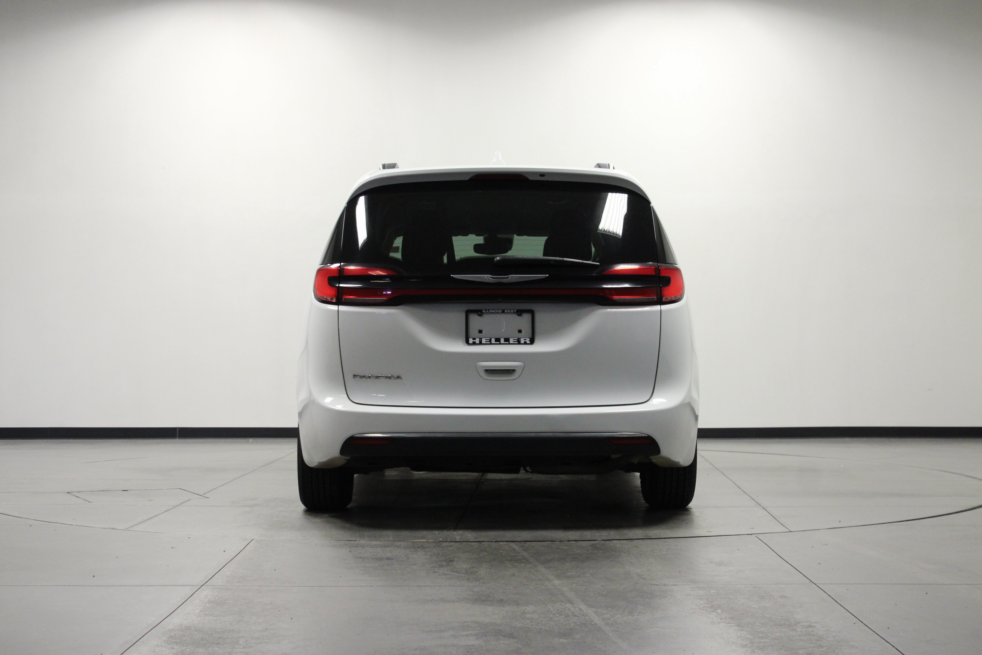 Used 2022 Bright White Clearcoat Chrysler Touring L image 5