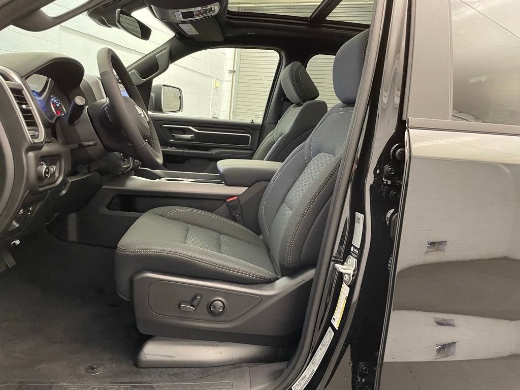 New 2026 Diamond Black Crystal Pearl-Coat Exterior Paint RAM Big Horn/Lone Star image 18