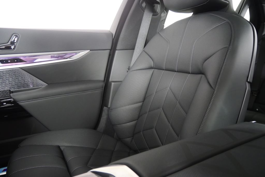 New 2026 Oxide Grey Metallic BMW xDrive60 image 23