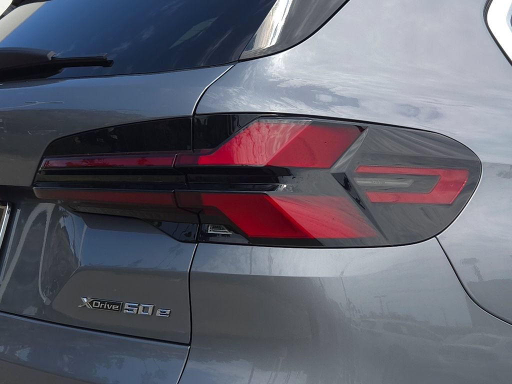 New 2026 Skyscraper Grey Metallic BMW xDrive50e image 4