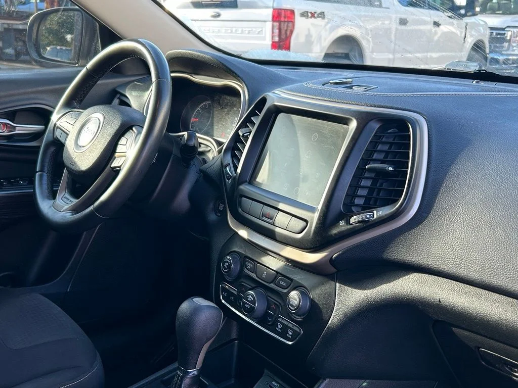 Used 2015 Brilliant Black Crystal Pearlcoat Jeep Latitude image 24