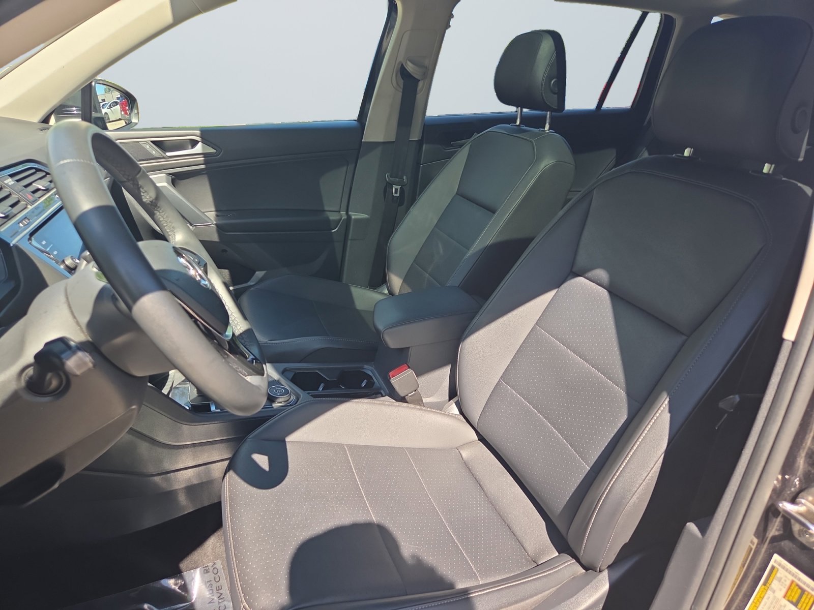 Used 2020 Deep Black Volkswagen SE image 9
