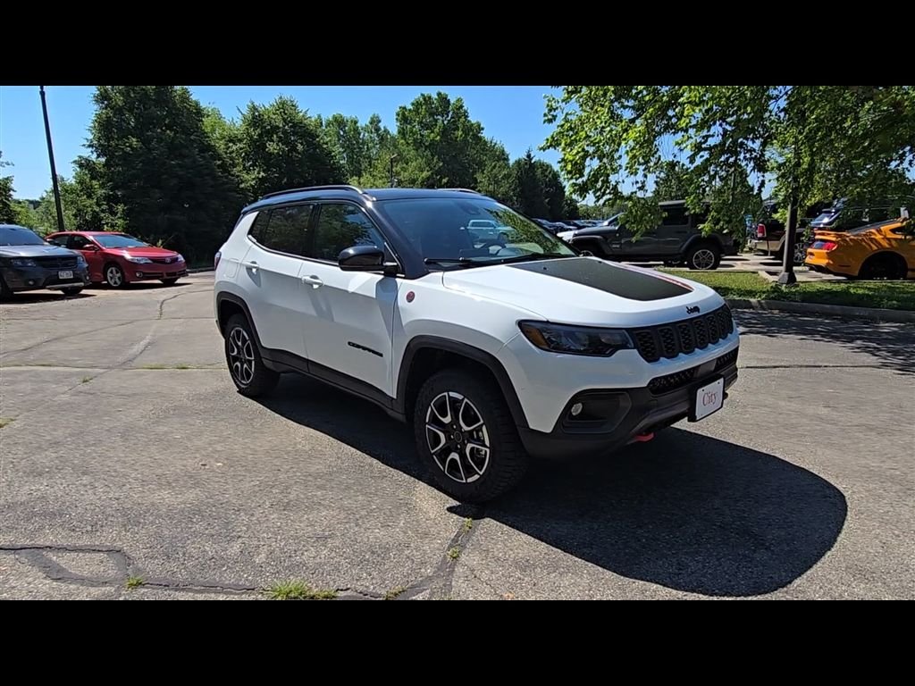 New 2026 Bright White Clear-Coat Exterior Paint Jeep Trailhawk image 3