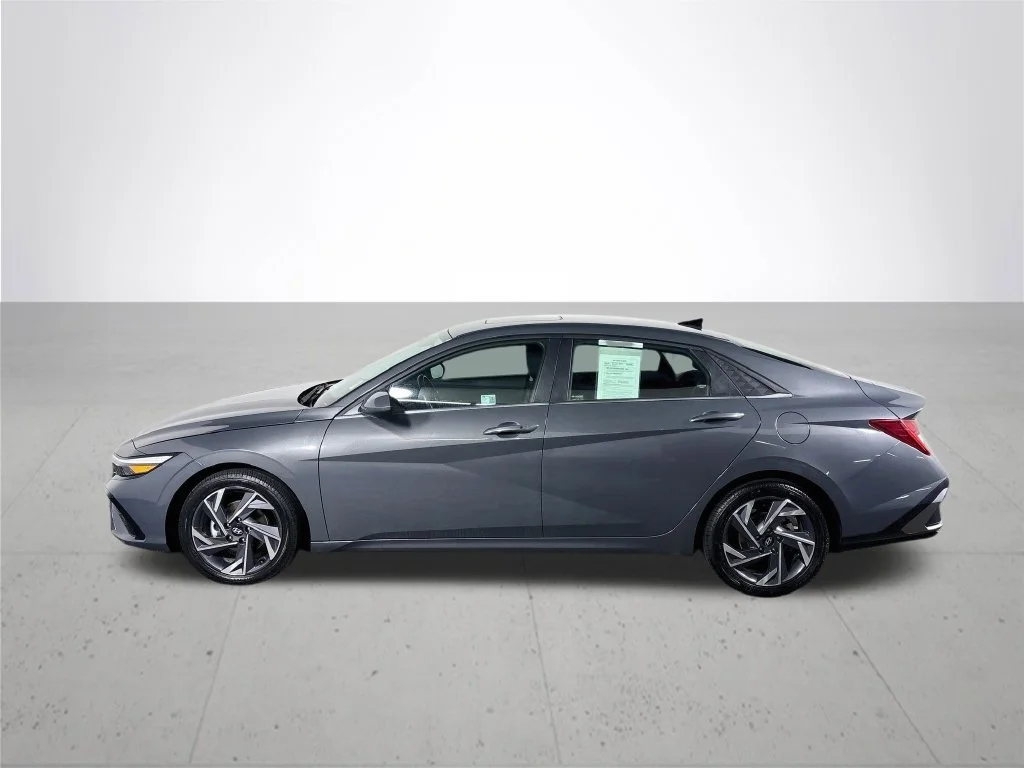 Used 2025 Gray Hyundai SEL Convenience image 9