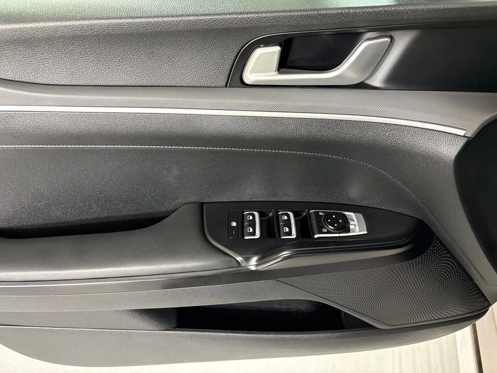 Used 2022 White Kia GT-Line image 19