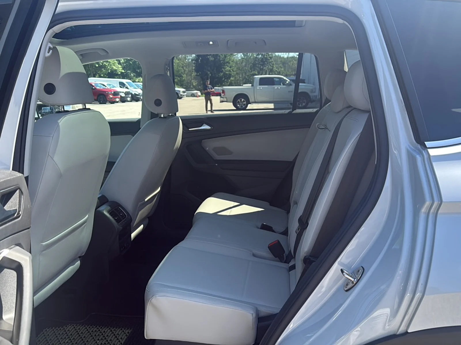 Used 2018 Platinum Gray Metallic Volkswagen SEL 4 MOTION image 25