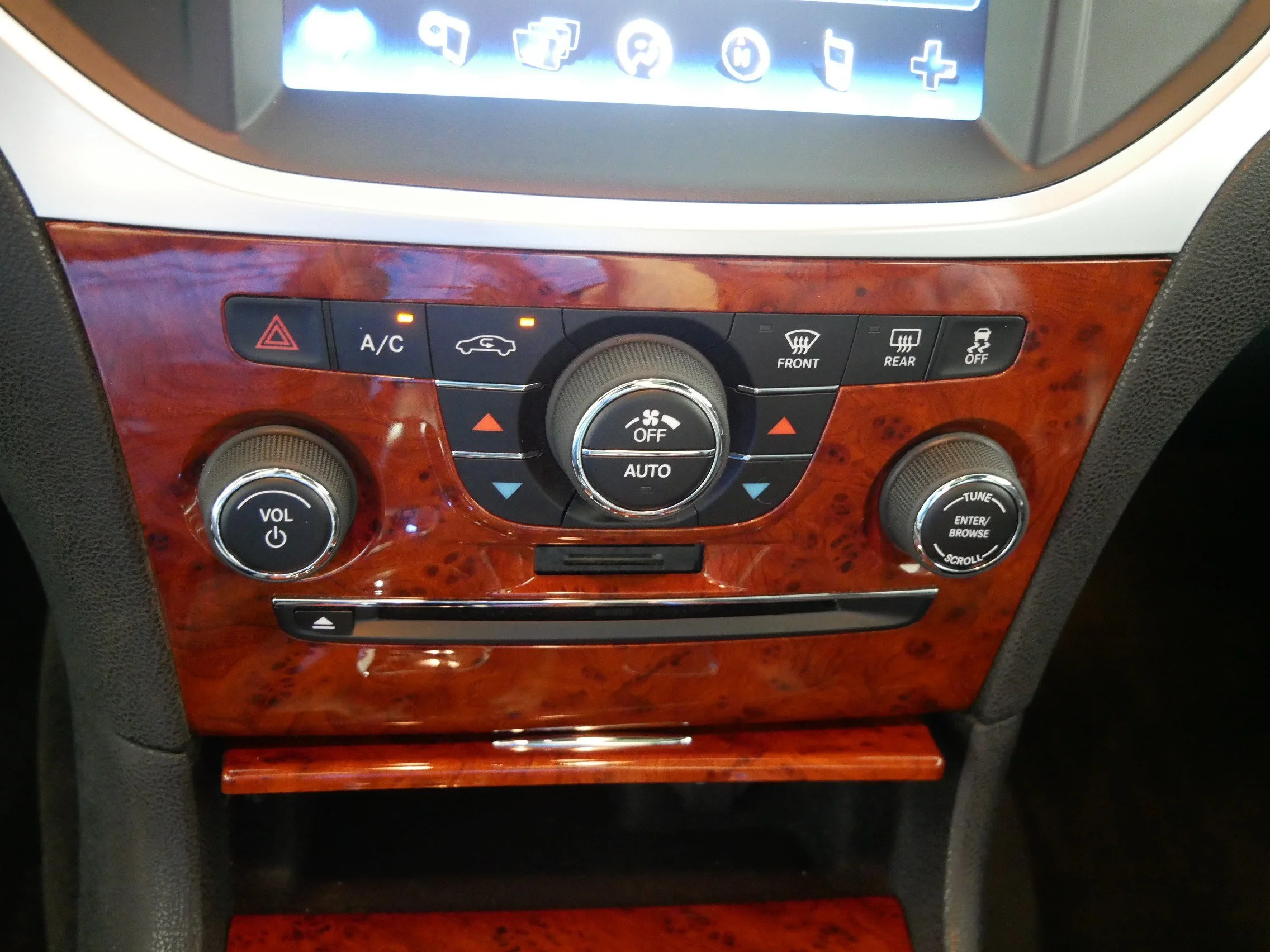 Used 2014 Granite Crystal Metallic Clearcoat Chrysler  image 23